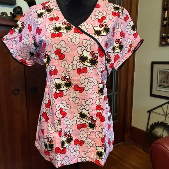 "Sanrio-Hello Kitty" scrub top, M like new condition - Picture 2 of 11